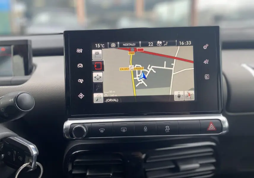 Écran tactile du système de navigation de la Citroën C4 Cactus 2015, vue frontale du tableau de bord.