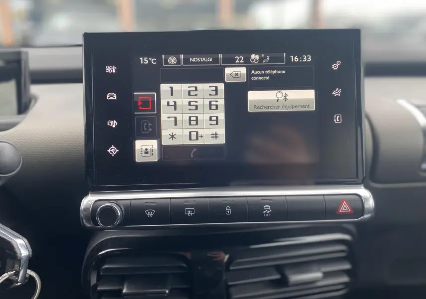 Écran tactile central de la Citroën C4 Cactus blanc, affichant le clavier téléphonique et commandes climatisation.