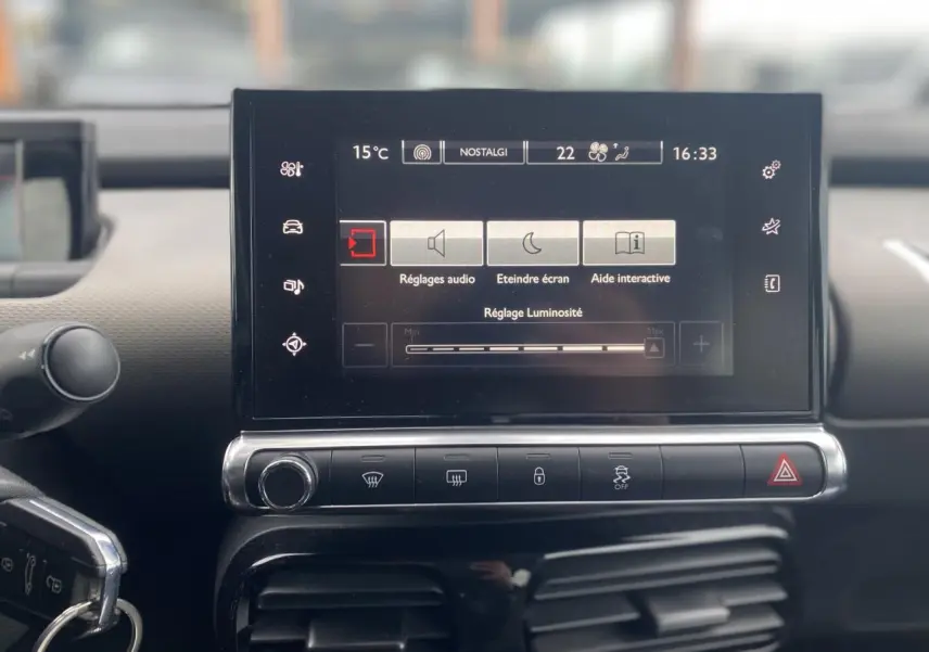 Écran tactile central du tableau de bord de la Citroën C4 Cactus 2015, affichant les réglages audio et luminosité.