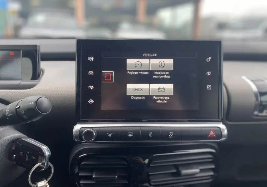 Vue rapprochée de l’écran tactile central du Citroën C4 Cactus 2015, affichant les réglages du véhicule.