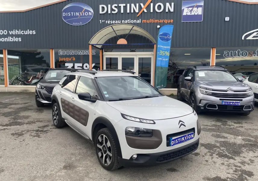 Citroën C4 Cactus blanc perle en 3/4 avant droit, avec Airbump marron et jantes alliage bi-ton 17 pouces.