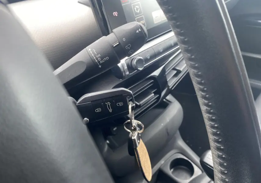 Vue intérieure rapprochée du volant et de la clé de contact d'une Citroën C4 Cactus 2015, détails du tableau de bord visibles.