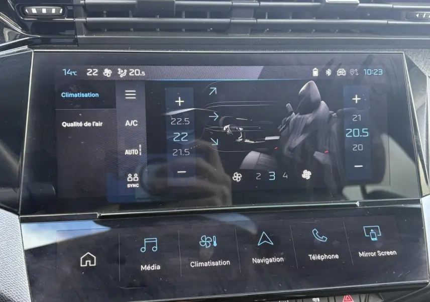 Écran tactile central de la Peugeot 308 2024 affichant les réglages de climatisation et qualité de l'air.