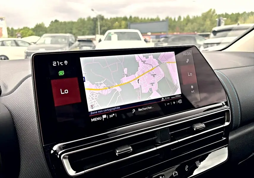 Vue rapprochée de l’écran tactile central du tableau de bord du Citroën C5 Aircross 2025 avec affichage GPS.