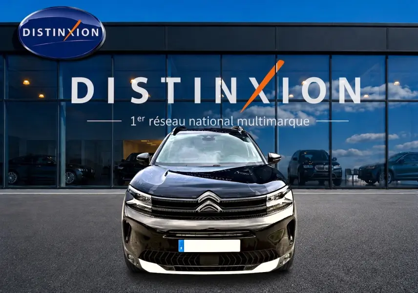 Vue frontale d'un Citroën C5 Aircross noir 2025 avec calandre distinctive et barres de toit visibles.