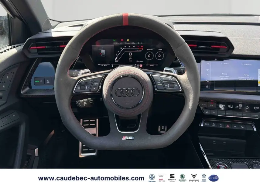 Vue intérieure centrée sur le volant sport en alcantara avec surpiqûres rouges de l'Audi RS3 Sportback 2022.