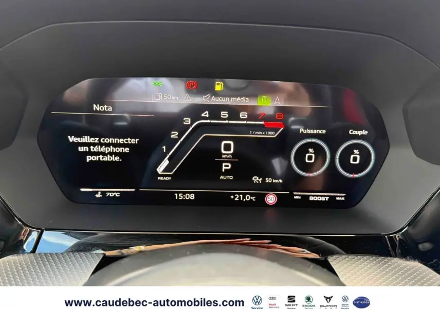 Vue rapprochée du tableau de bord numérique de l'Audi RS3 Sportback 2022, affichage moderne avec compte-tours et indicateurs.