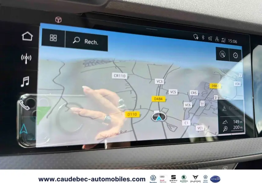 Écran tactile intérieur affichant la navigation GPS de l'Audi RS3 Sportback gris, vue rapprochée du tableau de bord.