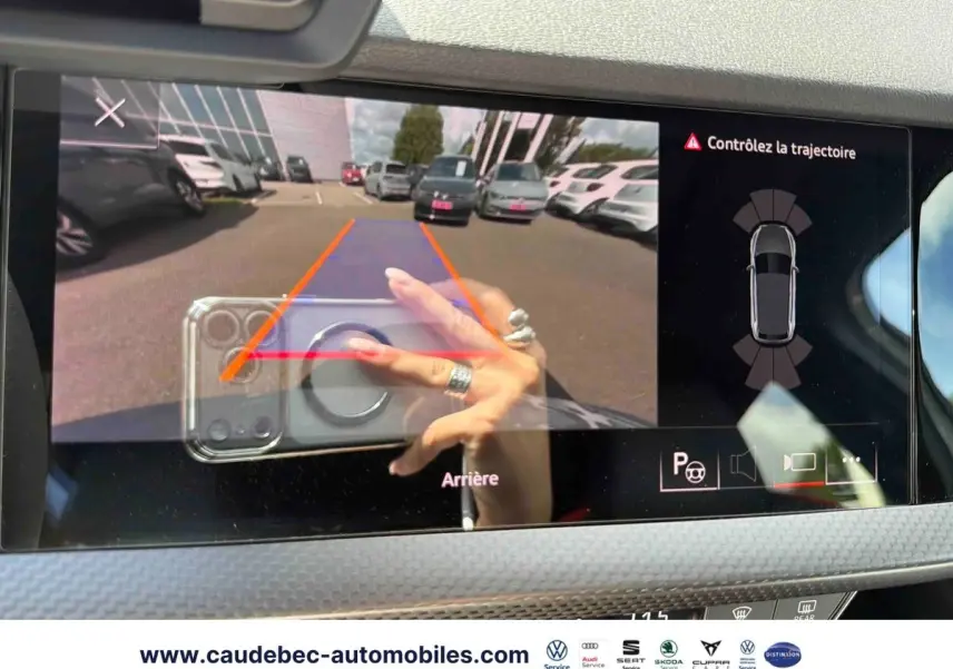 Écran intérieur de l'Audi RS3 Sportback 2022 montrant la caméra de recul avec lignes de guidage colorées.