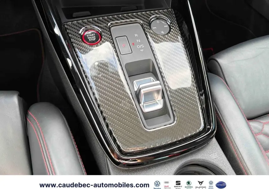 Vue rapprochée de la console centrale en carbone avec bouton Start/Stop rouge et cuir noir surpiqué rouge de l'Audi RS3 Sportback.