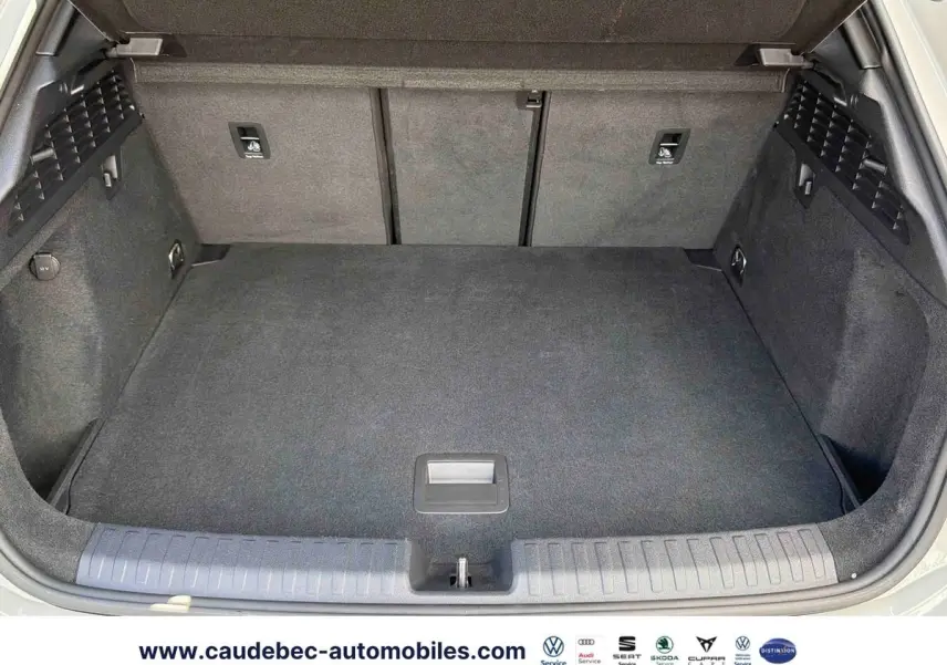 Coffre ouvert vu de dessus d’une Audi RS3 Sportback grise, montrant un espace de chargement propre et spacieux.