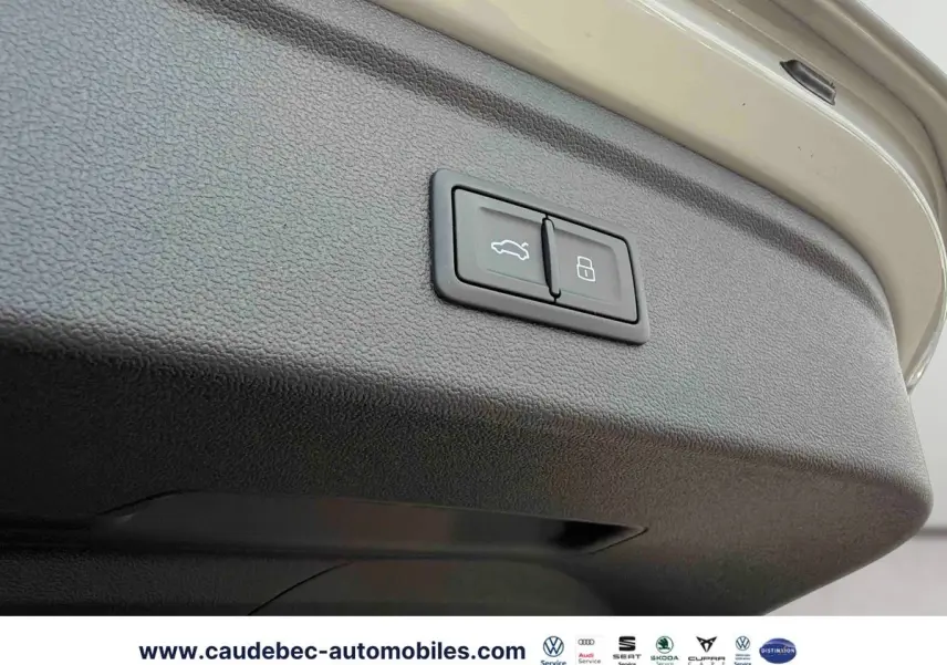 Gros plan sur les boutons d'ouverture et de verrouillage du hayon intérieur de l'Audi RS3 Sportback gris.