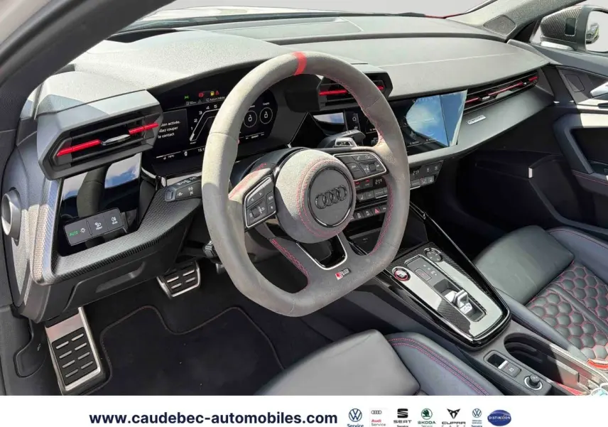 Intérieur Audi RS3 Sportback 2022, vue côté conducteur, volant sport en alcantara avec surpiqûres rouges et tableau de bord numérique.