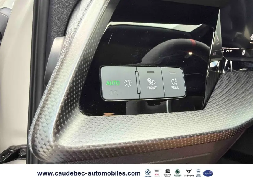 Détail du tableau de bord côté conducteur de l’Audi RS3 Sportback 2022 avec insert carbone et commandes d’éclairage.