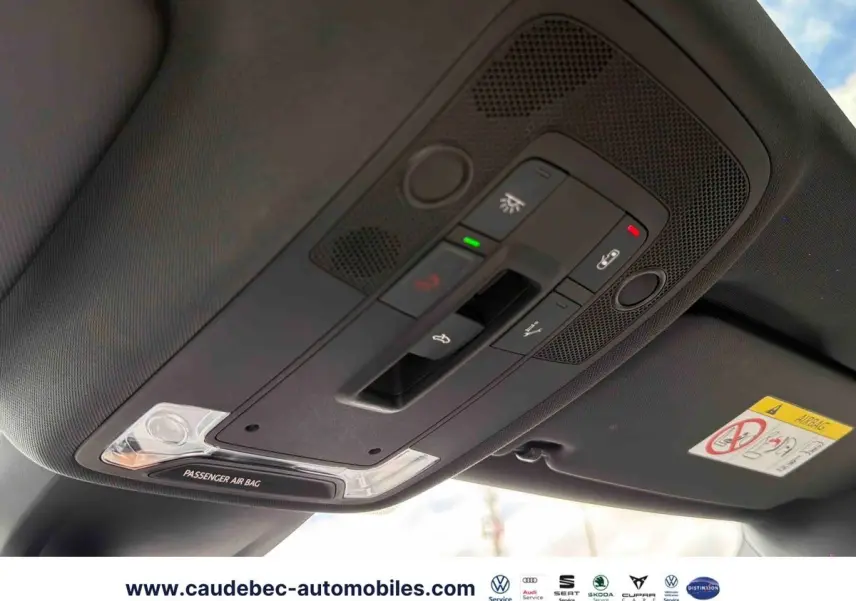 Plafonnier intérieur avec commandes et éclairage dans l'Audi RS3 Sportback gris, vue du toit vers l'avant.