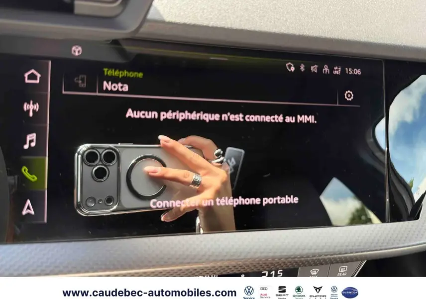 Écran tactile intérieur de l'Audi RS3 Sportback 2022 avec interface MMI affichant la connexion téléphone.