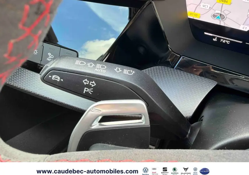Gros plan sur la manette de clignotant et palettes au volant en cuir noir et rouge de l'Audi RS3 Sportback 2022.