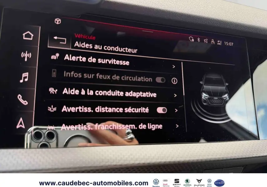 Écran tactile intérieur affichant les aides à la conduite de l'Audi RS3 Sportback, vue rapprochée du tableau de bord.