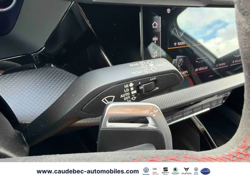 Gros plan intérieur sur la commande d’essuie-glace et palettes au volant de l’Audi RS3 Sportback grise.
