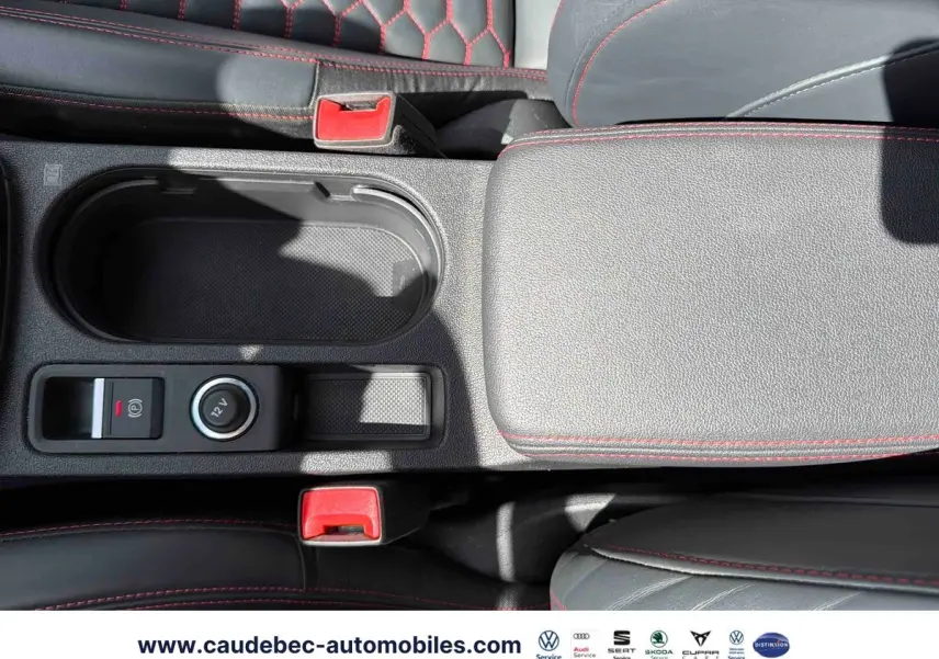 Vue plongeante sur la console centrale grise avec surpiqûres rouges et bouton frein à main électrique de l'Audi RS3 Sportback.