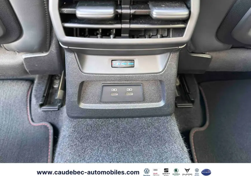 Vue rapprochée de la console arrière grise de l'Audi RS3 Sportback avec prises USB-C doubles et bouches d'aération.