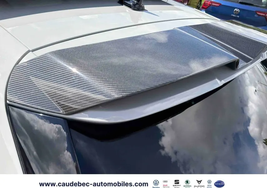 Gros plan sur l'aileron arrière en carbone mat du toit gris d'une Audi RS3 Sportback 2022.
