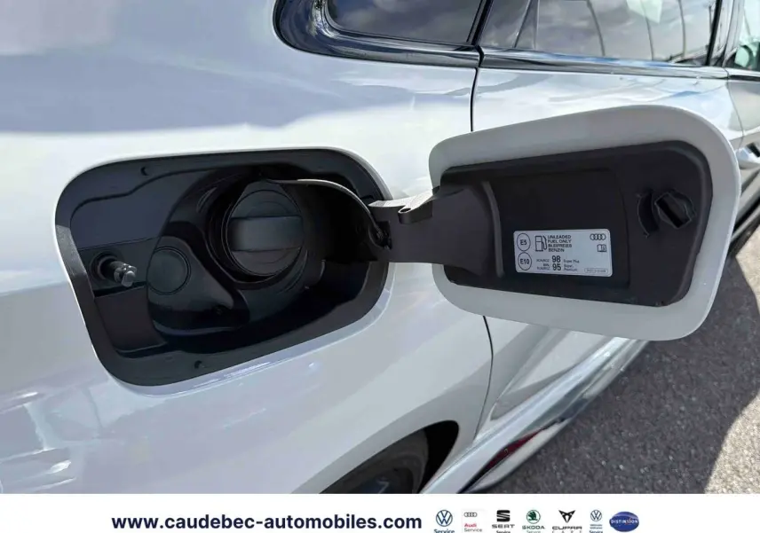 Détail de la trappe à carburant ouverte côté gauche sur Audi RS3 Sportback grise 2022.