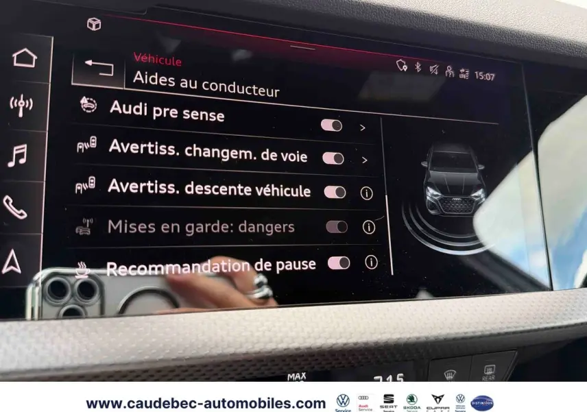 Écran tactile intérieur affichant les aides à la conduite de l'Audi RS3 Sportback 2022, interface moderne et claire.