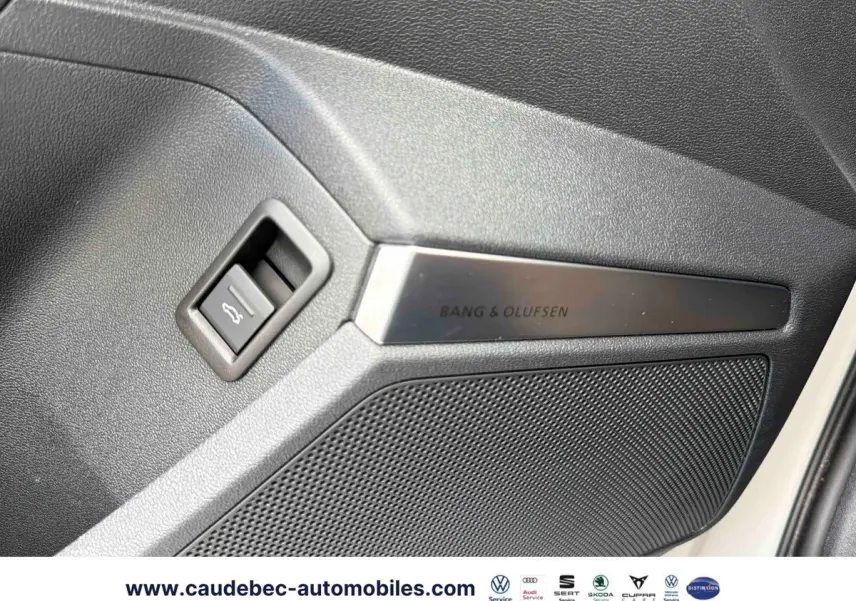 Détail de la porte intérieure droite grise de l'Audi RS3 Sportback avec haut-parleur Bang & Olufsen et bouton d'ouverture de coffre.