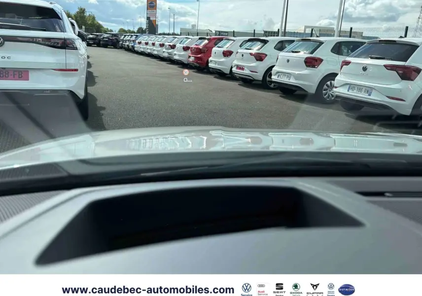 Vue depuis l'intérieur vers l'avant d'une Audi RS3 Sportback grise, avec affichage tête haute visible sur le pare-brise.