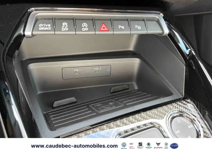 Gros plan sur la console centrale avec ports USB-C et boutons de contrôle, finition carbone dans l'Audi RS3 Sportback grise.