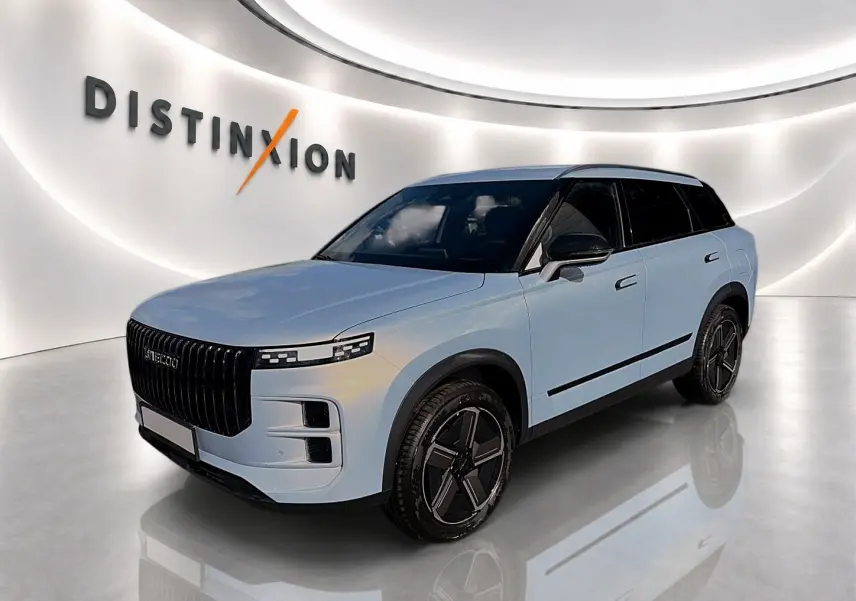 SUV JAECOO J7 gris moonlight en 3/4 avant, avec calandre noire verticale et toit panoramique noir brillant.