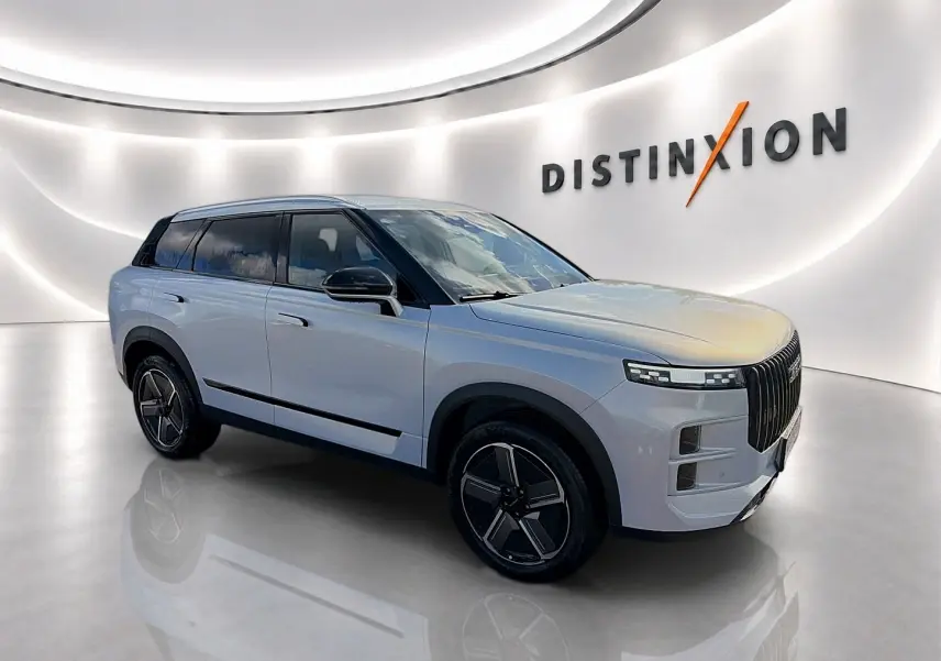 Vue 3/4 avant droit du SUV JAECOO J7 gris moonlight avec calandre verticale et jantes alu noires.