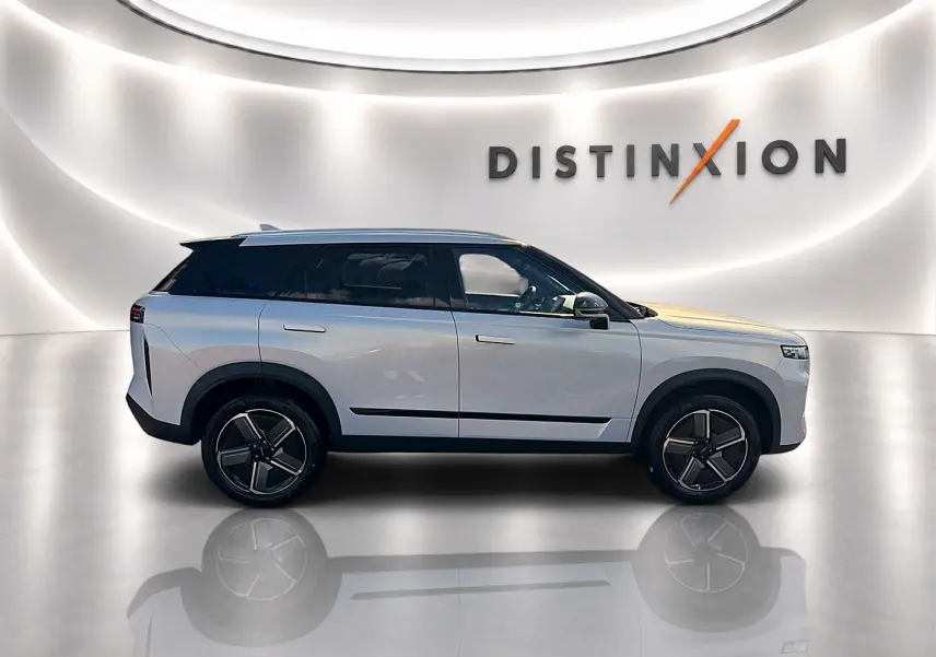 Vue de profil côté gauche du SUV JAECOO J7 gris moonlight avec jantes alu et toit panoramique en studio lumineux.