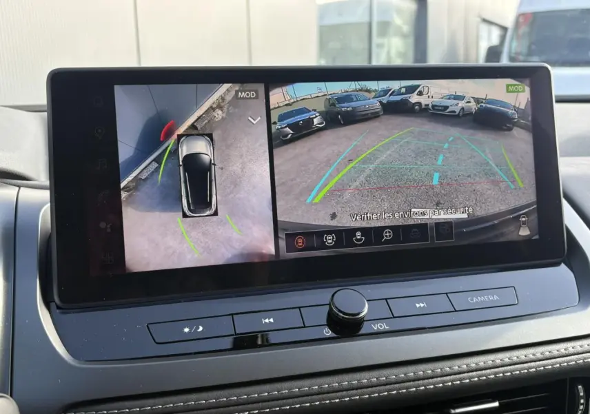 Écran tactile intérieur du Nissan Qashqai 2025 montrant la caméra de recul et la vue à 360° en mode stationnement.