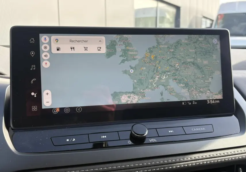 Écran tactile de navigation affichant une carte, intérieur moderne du Nissan Qashqai noir 2025.