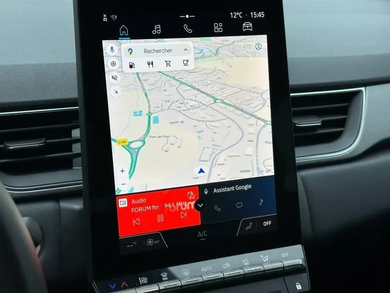 Vue rapprochée de l'écran tactile central du tableau de bord du Renault Captur 2025, affichant la navigation GPS.
