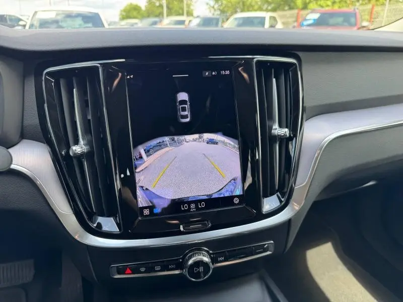 Vue rapprochée de l’écran tactile central affichant la caméra de recul dans l’habitacle d’une Volvo S60 2024.
