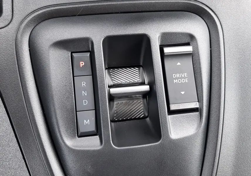 Gros plan sur la commande de boîte automatique et le sélecteur de mode de conduite du Peugeot Rifter blanc Kaolin 2026.