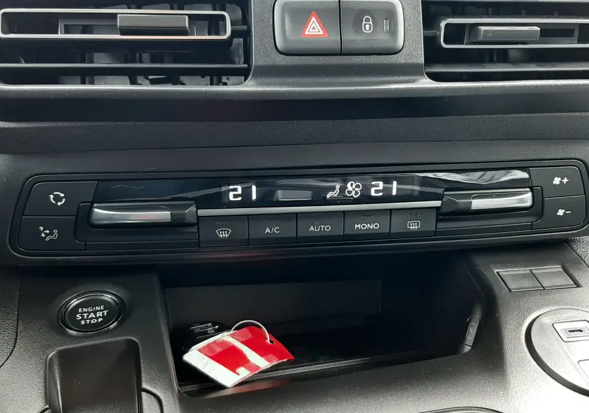 Détail du tableau de bord du Peugeot Rifter 2026 montrant la climatisation digitale et les commandes centrales en noir mat.