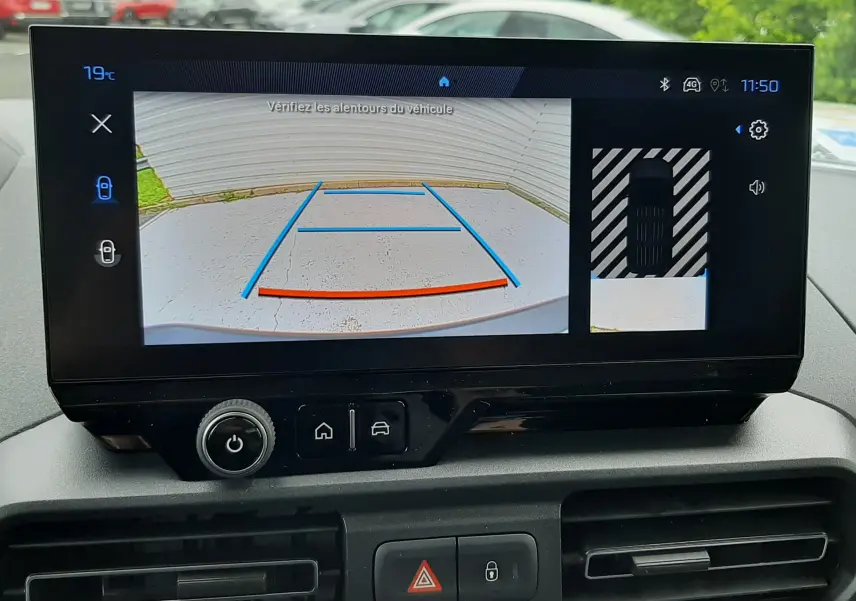 Vue de l'écran intérieur du Peugeot Rifter blanc Kaolin 2026 montrant la caméra de recul avec guidage de trajectoire.