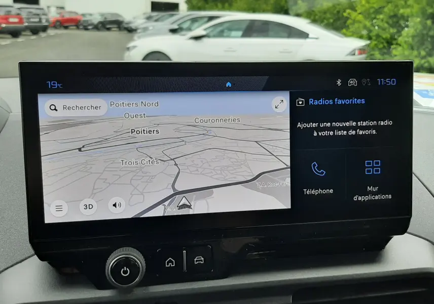 Vue intérieure du tableau de bord du Peugeot Rifter 2026 avec écran tactile affichant la navigation et les options multimédia.
