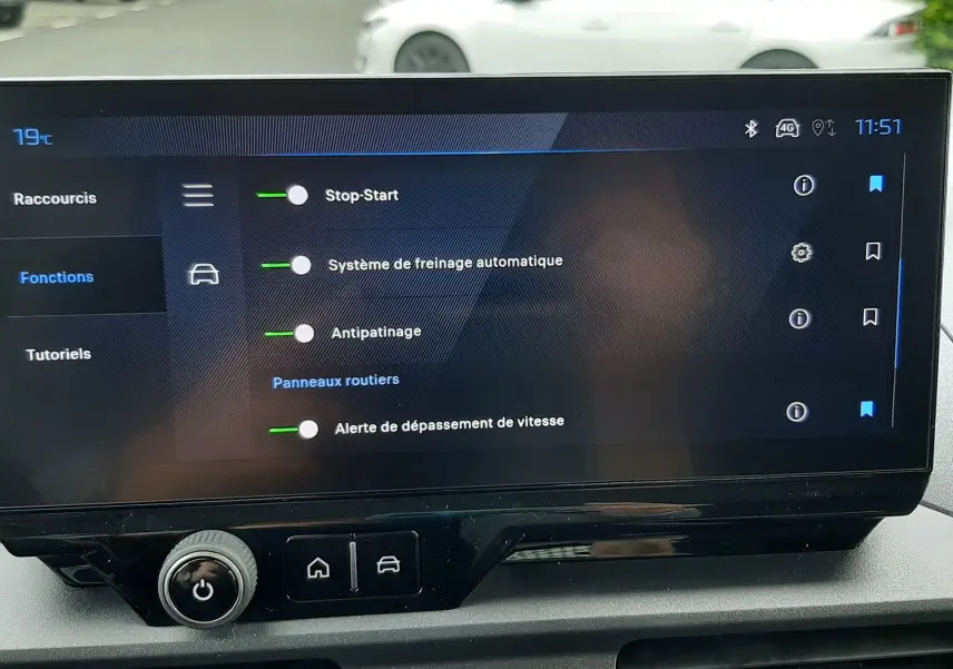 Vue intérieure du tableau de bord du Peugeot Rifter 2026, écran tactile affichant les fonctions d’aide à la conduite.