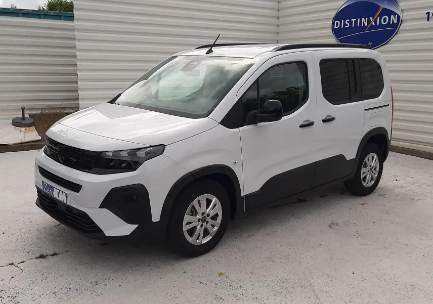 Peugeot Rifter blanc Kaolin vu en 3/4 avant droit, avec protections noires sur les bas de caisse et jantes alliage 16 pouces.