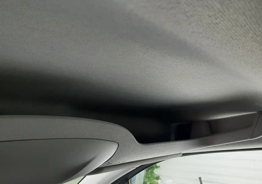 Vue intérieure du plafond et rangement au-dessus du pare-brise côté conducteur du Peugeot Rifter blanc Kaolin 2026.