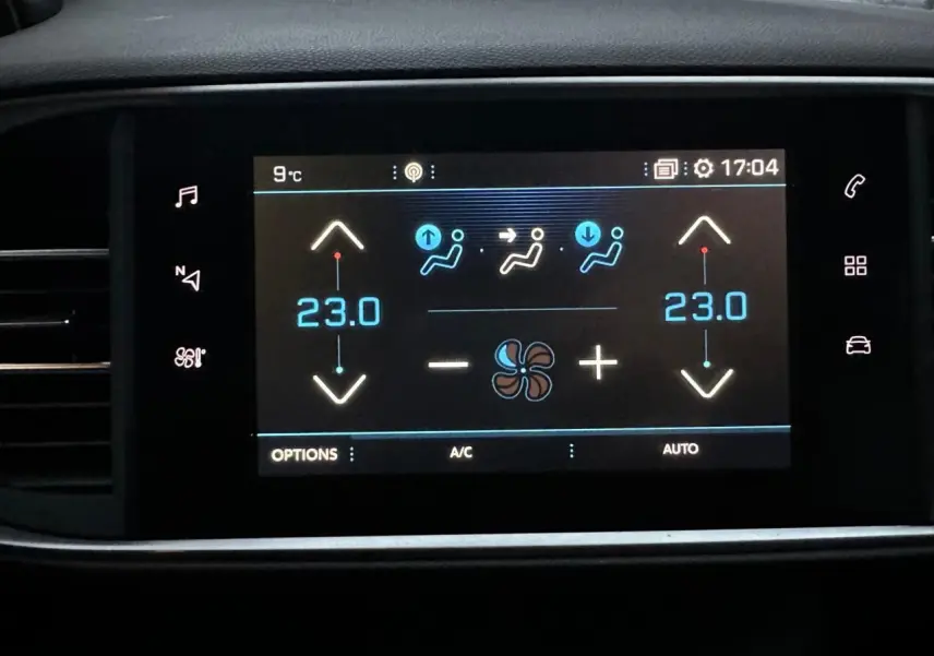 Écran tactile 9,7 pouces de la Peugeot 308 gris Artense affichant la climatisation automatique bi-zone à 23°C.