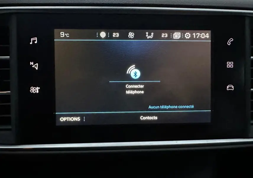 Écran tactile central de la Peugeot 308 gris Artense affichant la connexion Bluetooth et les commandes multimédia.