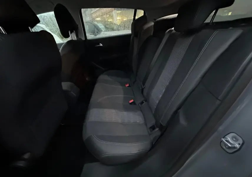 Vue intérieure côté droit des sièges arrière en tissu gris foncé de la Peugeot 308 gris Artense 2018.