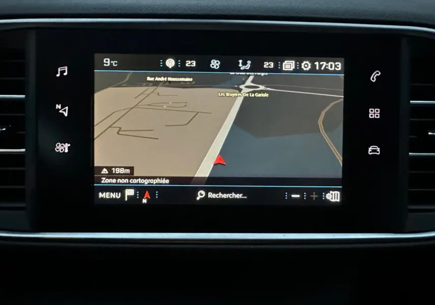 Écran tactile 9,7'' du GPS de la Peugeot 308 gris Artense, affichant une carte de navigation en intérieur.