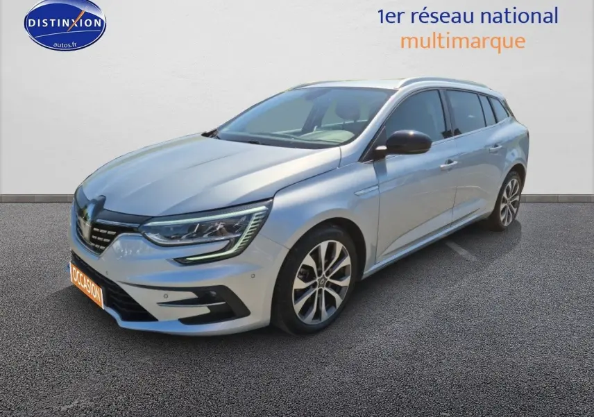 Renault Mégane Break gris titanium vue 3/4 avant droit avec phares LED et jantes alliage.
